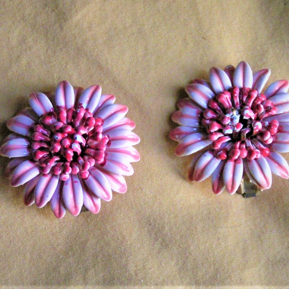 VINTAGE PINK METAL FLORAL CLIP EARRINGS